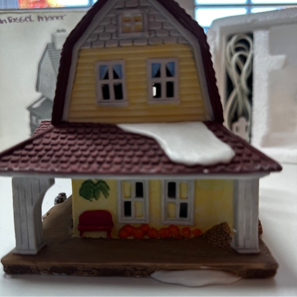 Department 56 Sleepy Hollow Illuminated Van Tassel Manor - Picture 3 of 9